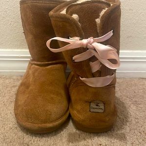 Has a cute bow on the back, it has no box although barely worn